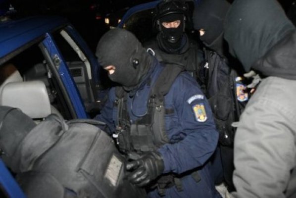 Percheziţii în judeţele Vâlcea şi Constanţa, la suspecţi de comercializare de produse etnobotanice